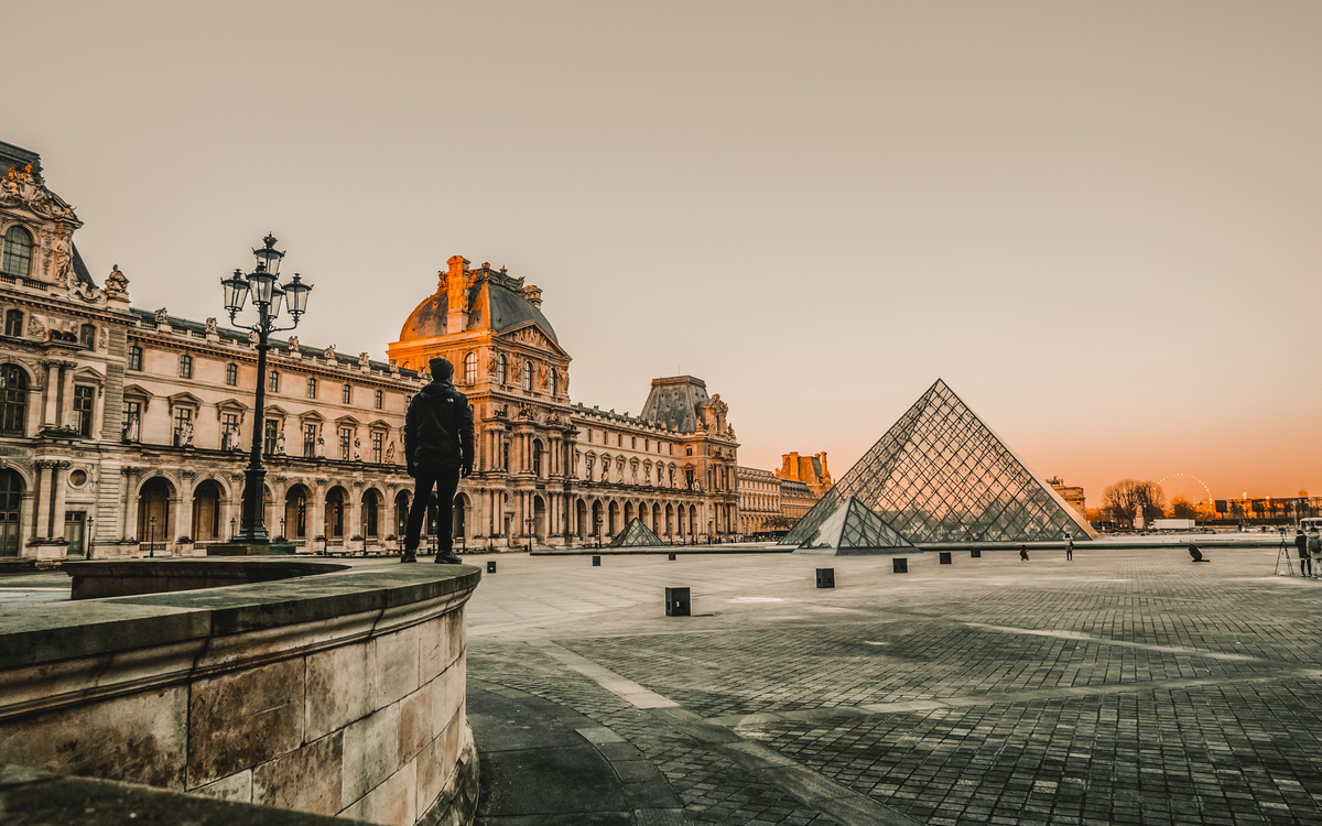 winterlicher Louvre in Paris, Frankreich