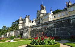 Stadtmauer und Fassade des Schlosses Ussé