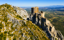 Luftaufnahme der Steinruinen des alten befestigten Chateau de Queribus