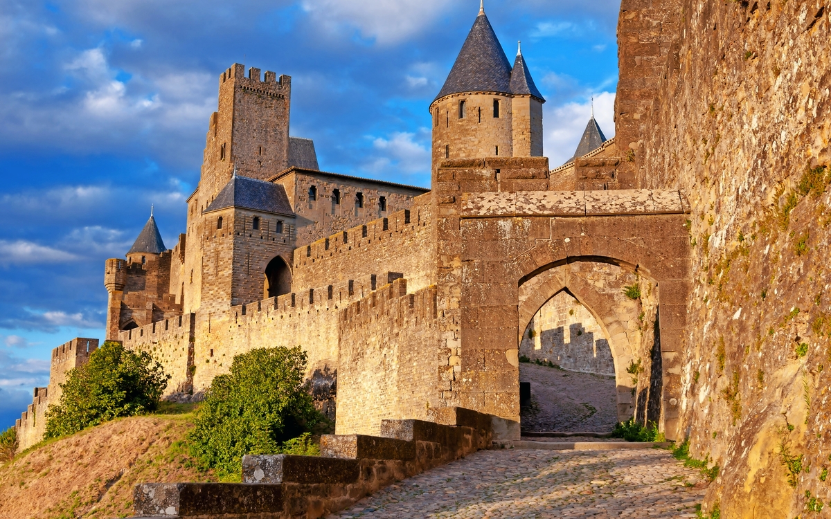 Tor von Aude am späten Nachmittag in Carcassonne