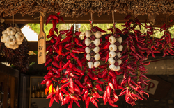 Ungarische Paprika an einem Marktstand