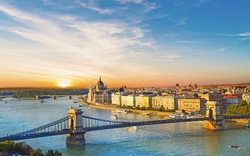 ungarisches Parlament und Kettenbrücke in Budapest