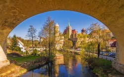 Blick auf alte Wasserkunst, Michaeliskirche und Spree in Bautzen, Deutschland