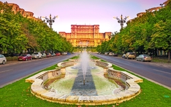 Schöne Aussicht über die Hauptstraße vor dem Parlamentsgebäude in Bukarest, Rumänien