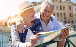 Ältere Paare von den Touristen, die Stadtplan betrachten