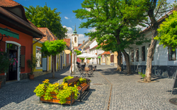 Szenische Ansicht der alten Stadt von Szentendre,Ungarn am sonnigen Sommertag