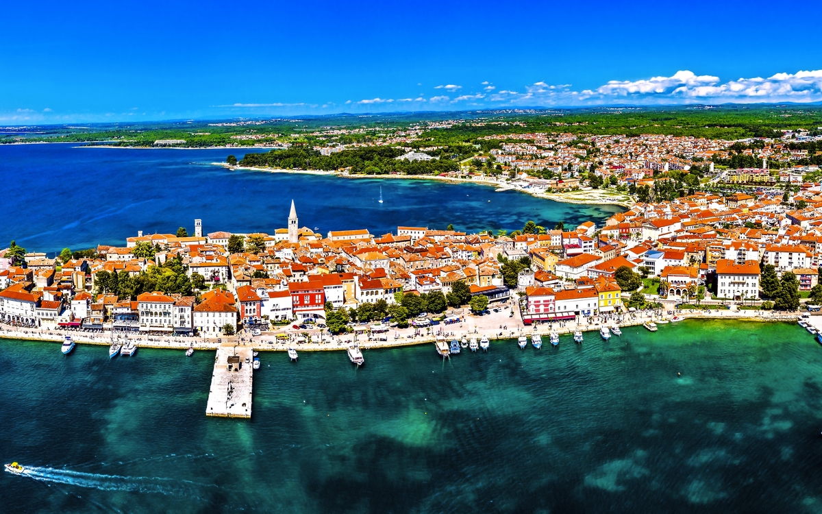 Luftaufnahme der alten Stadt von Porec in Kroatien