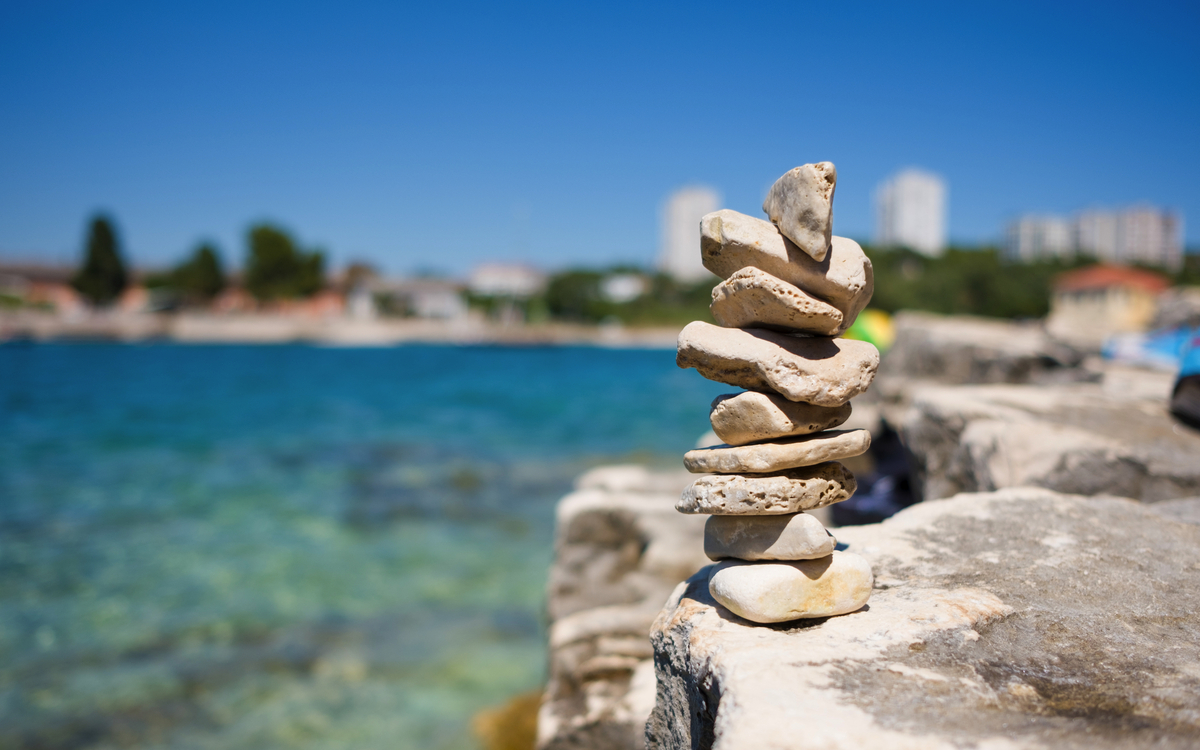 Steine ​​am Strand in Kroatien