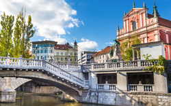 Stadtzentrum von Ljubljana: Fluss Ljubljanica, Dreifache Brücke, Trimostovje, Preseren Platz und Franziskanerkirche