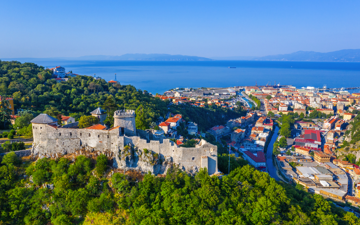 Luftaufnahme von Rijeka mit der Festung Trsat, Kroatien