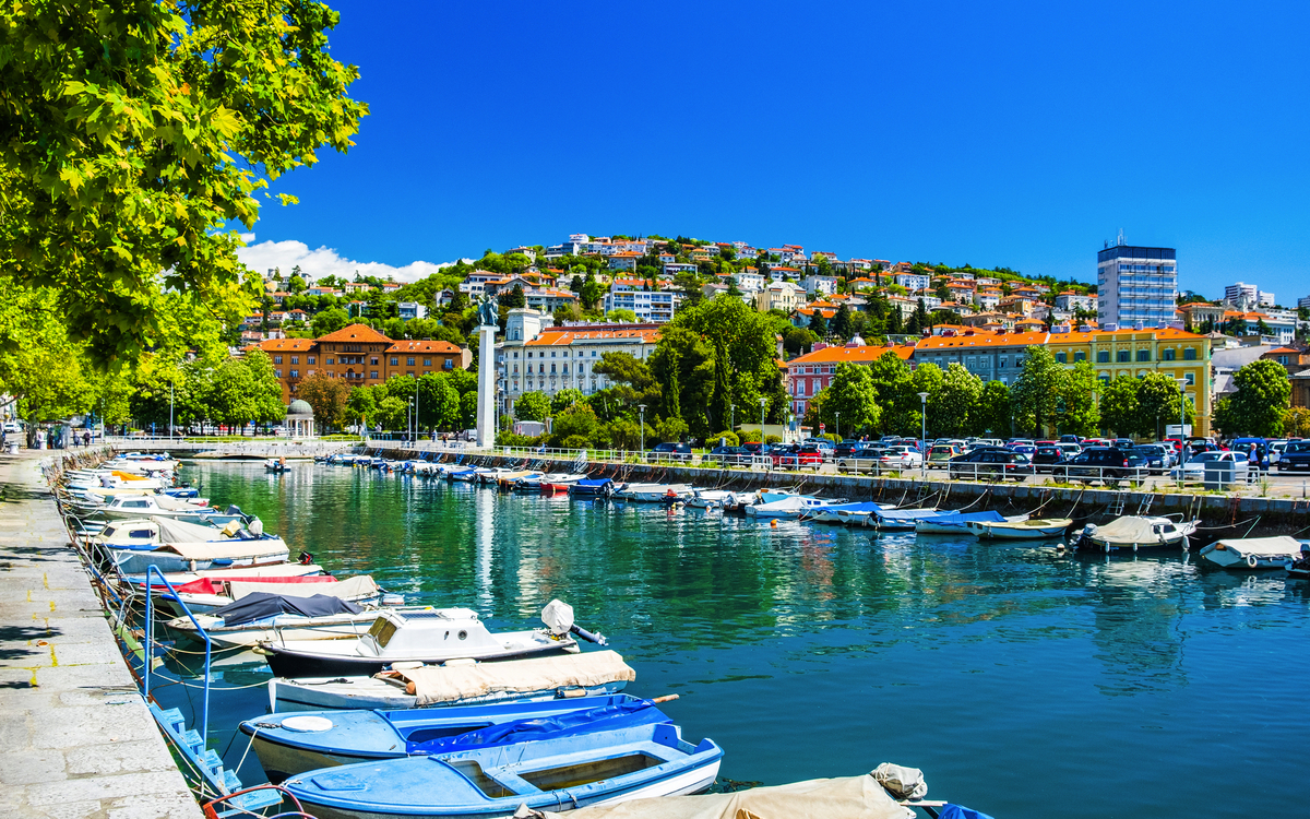 Hafen von Rijeka mit Blick auf Kastell von Trsat