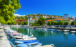 Hafen von Rijeka mit Blick auf Kastell von Trsat