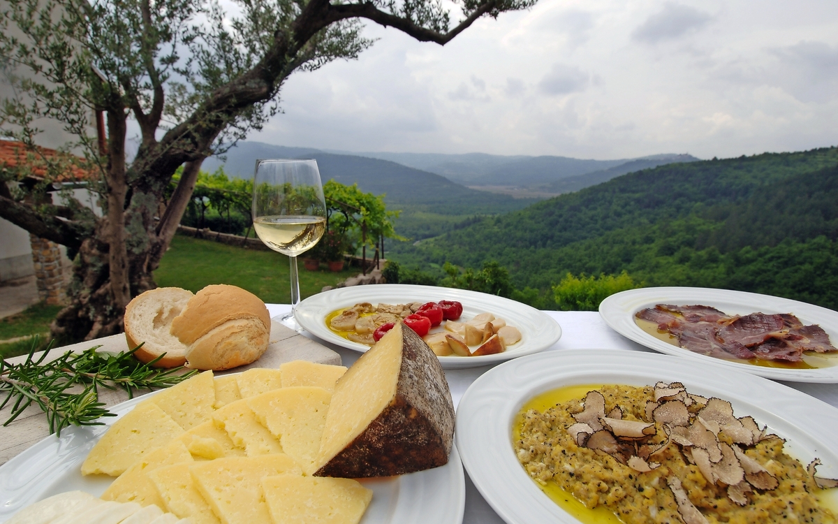 Farmers Tisch mit Ziegenkäse, Trüffel und Weißwein auf