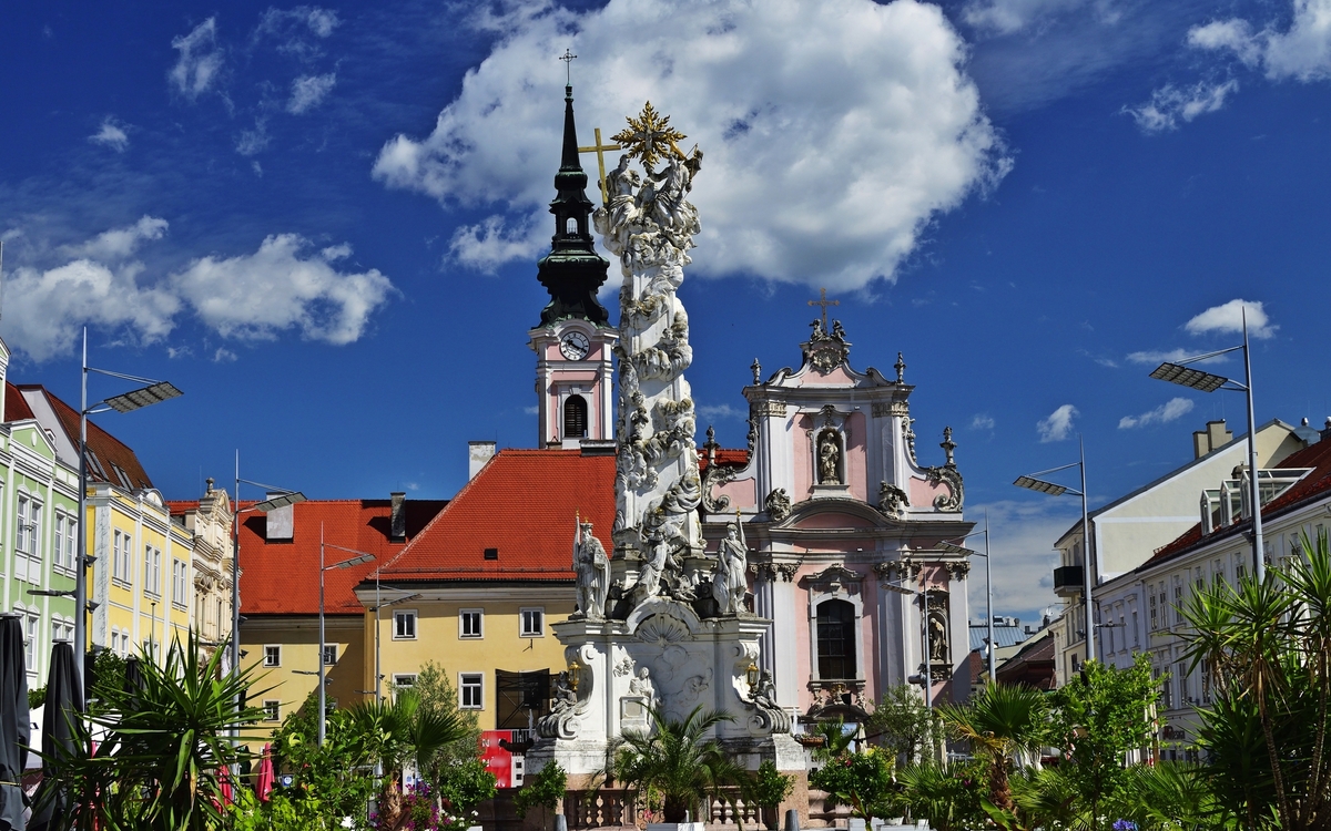 Franziskanerkirche und Dreifaltigkeitsstatue in St Pölten