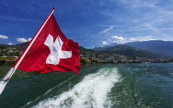 Schweizer Flagge in Montreux am Genfer See, Schweiz