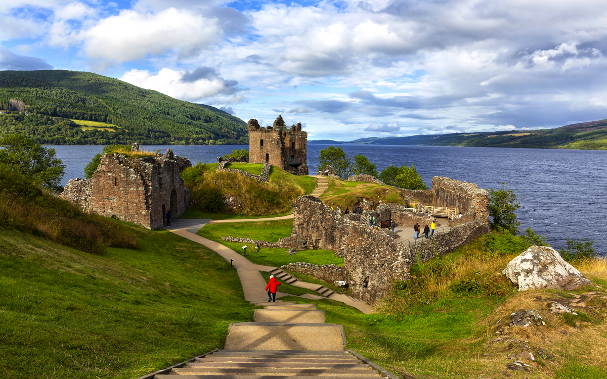 Ruinen von Urquhart Castle am Loch Ness