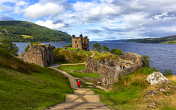 Ruinen von Urquhart Castle am Loch Ness