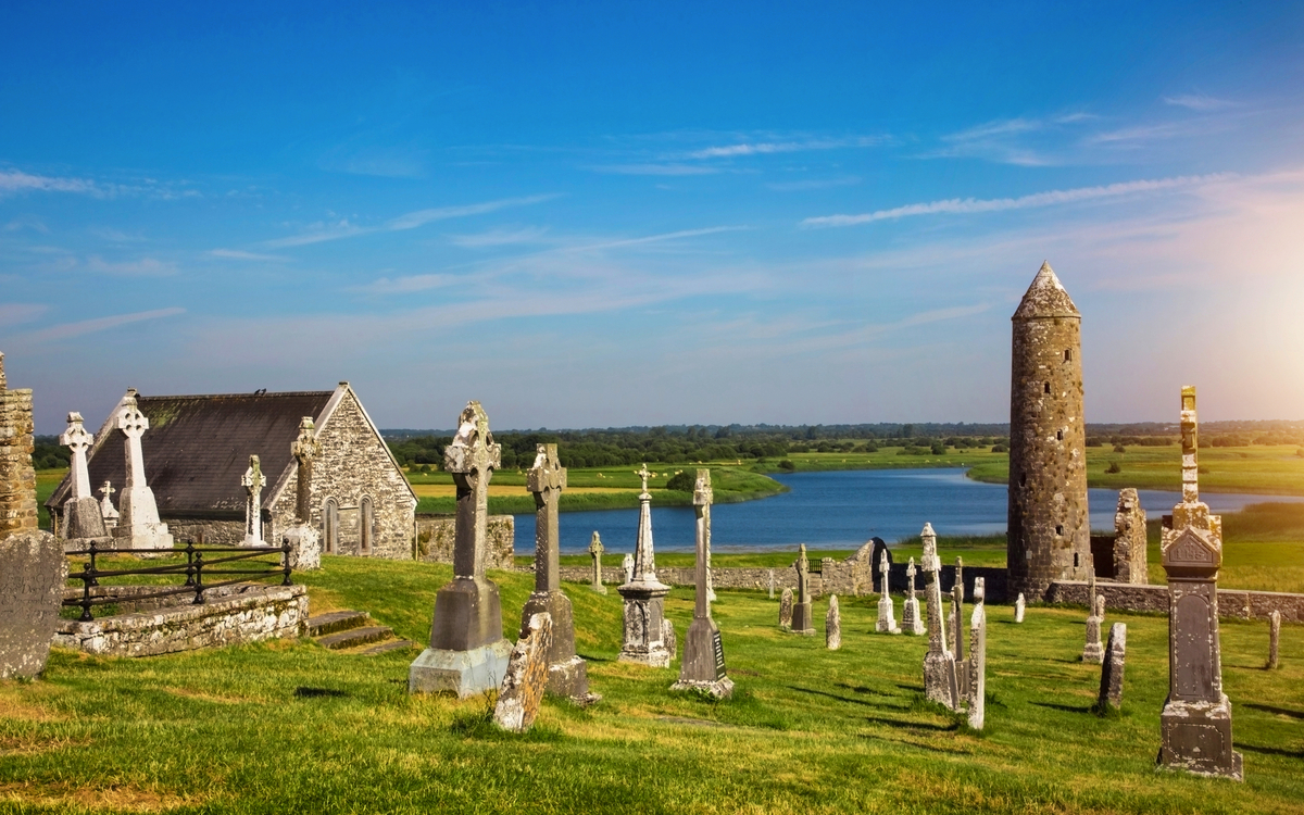 Kloster von Clonmacnoise mit Kreuzen und Gräbern