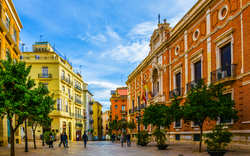 Blick auf ein Gebäude der Erzdiözese neben der Kathedrale in Valencia