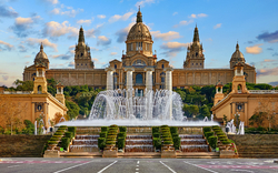 Nationalmuseum von Barcelona am Spanischen Platz mit Brunnen an einem Sommertag