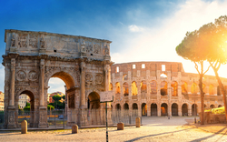 Panorama des Konstantinsbogens und des Kolosseums in Rom