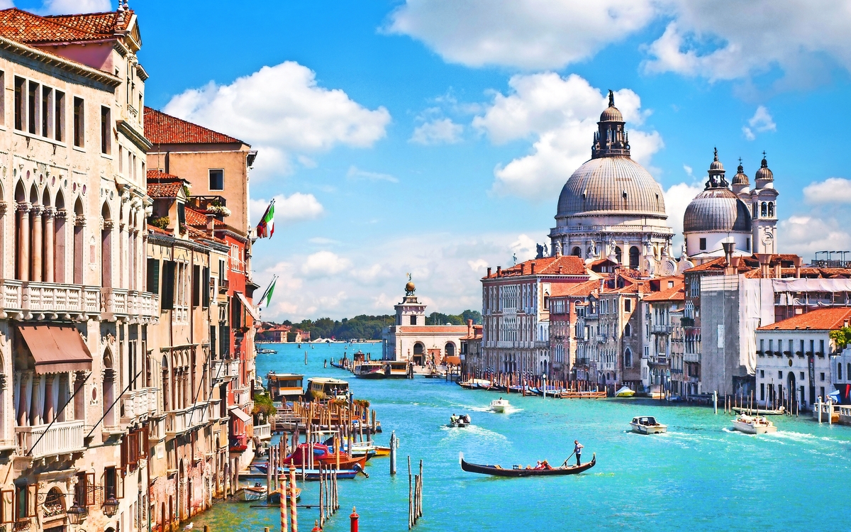 Canal Grande und Basilika Santa Maria della Salute in Venedig, Italien