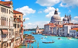 Canal Grande und Basilika Santa Maria della Salute in Venedig, Italien