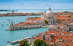 Panorama-Luftaufnahme der Stadt Venedig mit Santa Maria della Salute