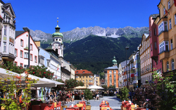 Blick über die Maria-Theresien-Straße auf die Nordkette in Innsbruck
