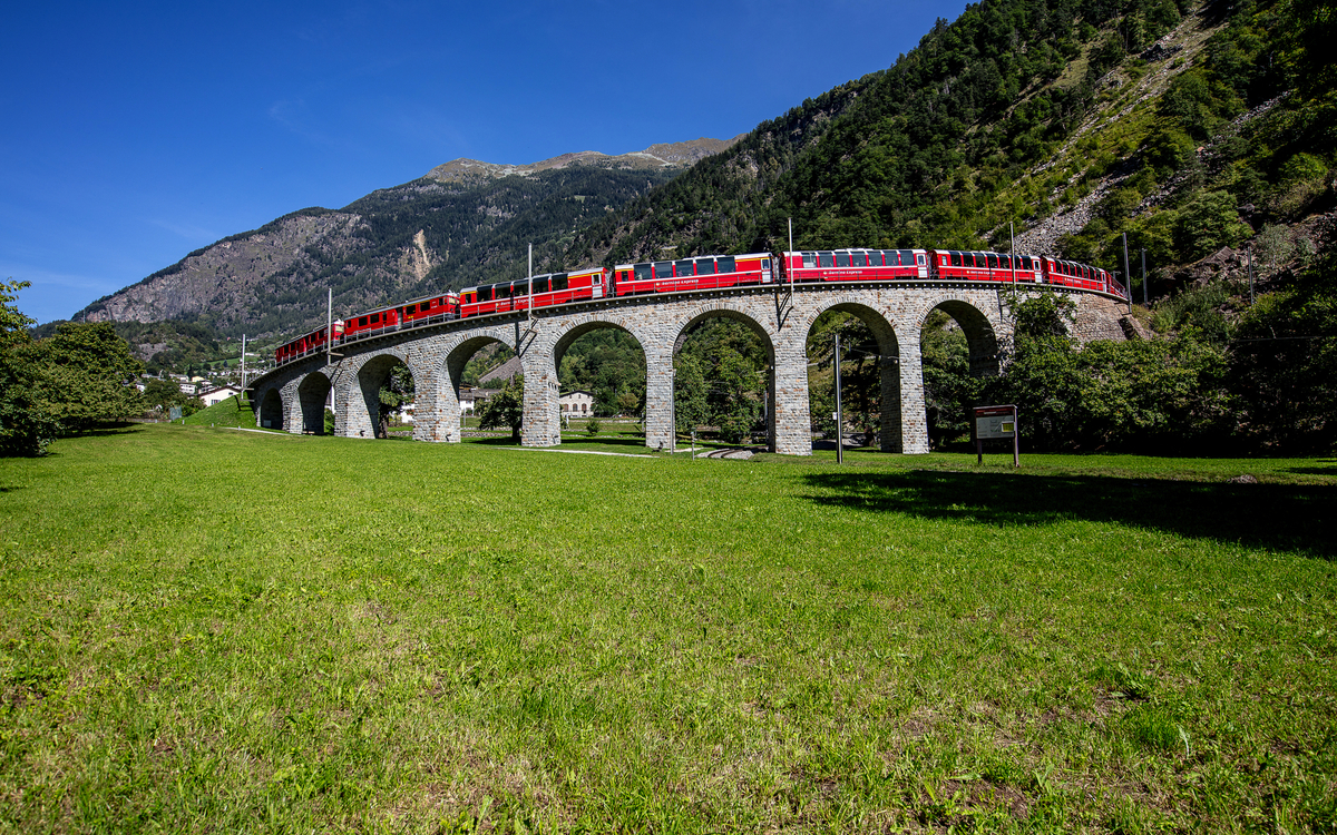 Bernina Express auf dem Kreisviadukt bei Brusio