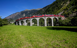 Bernina Express auf dem Kreisviadukt bei Brusio