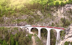 Personenzug von St. Moritz nach Chur