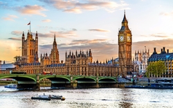 Der Palast von Westminster in London am Abend - England