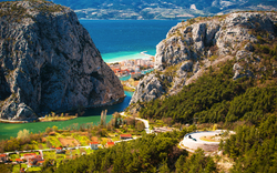 Schlucht und Mündung des Flusses Cetina in Omis
