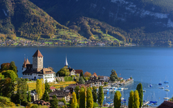 Thunersee im Berner Oberland mit Blick auf Schloss Spiez, Schweiz