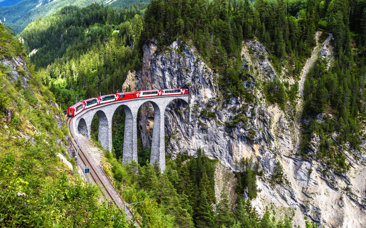 Bernina Express auf dem Landwasserviadukt