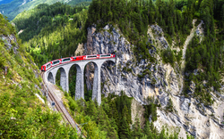 Bernina Express auf dem Landwasserviadukt