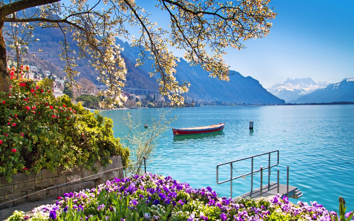 Blumen, Berge und Genfer See in Montreux, Schweiz