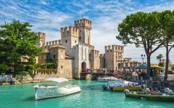 die Burg Rocca Scaligera in Sirmione am Gardasee, Italien