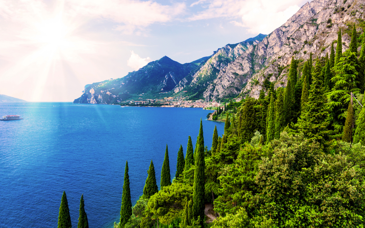 Blick auf Bardolino am Gardasee in der Region Venetien, Italien