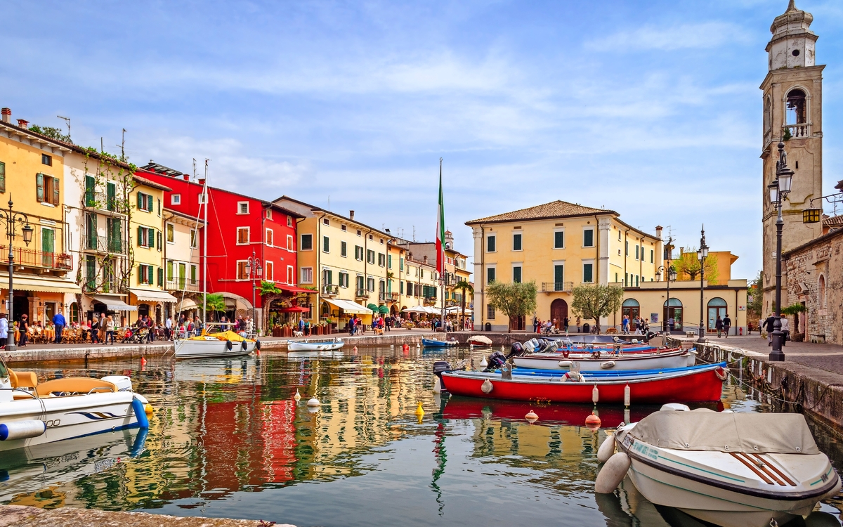 bunter Hafen von Lazise am Gardasee