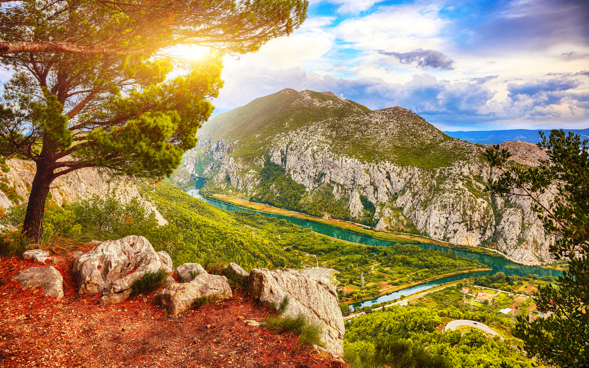 Schlucht und Mündung des Flusses Cetina nahe Omis