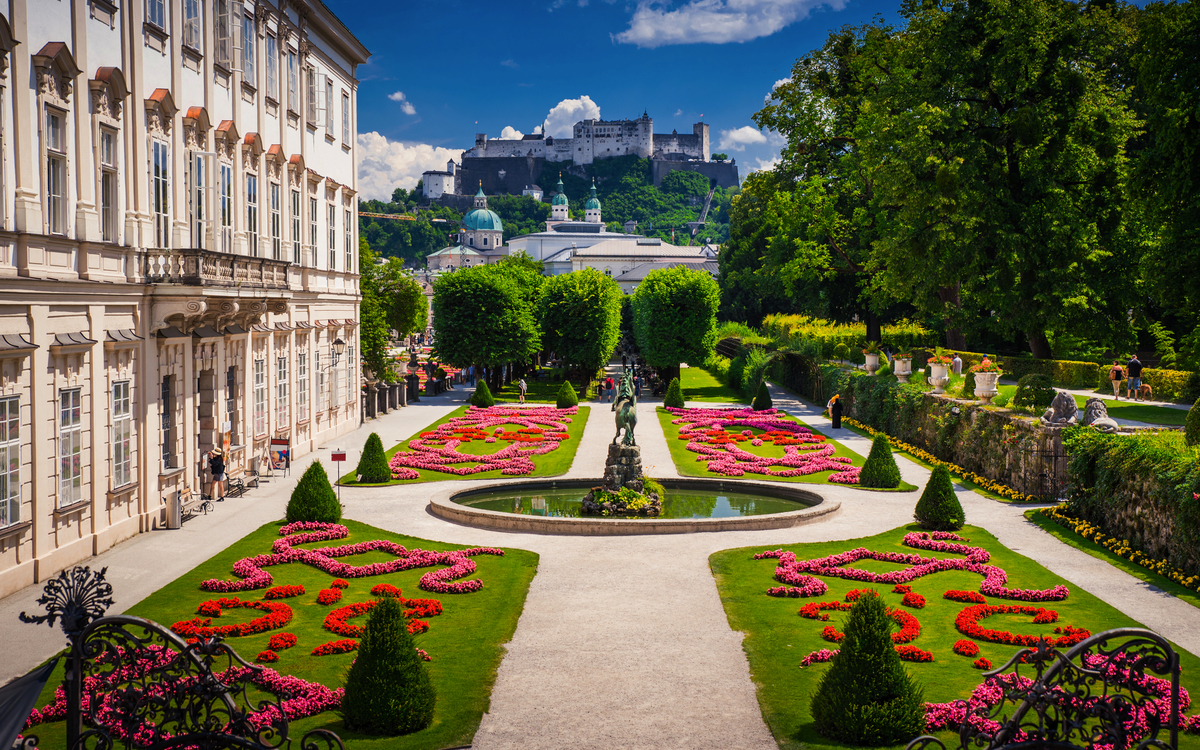 Schloss Mirabell und Salzburger Schloss im Hintergrund