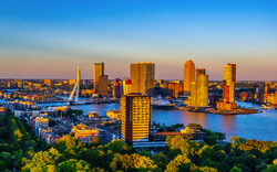 Skyline von Rotterdam mit der Erasmus-Brücke, Niederlande