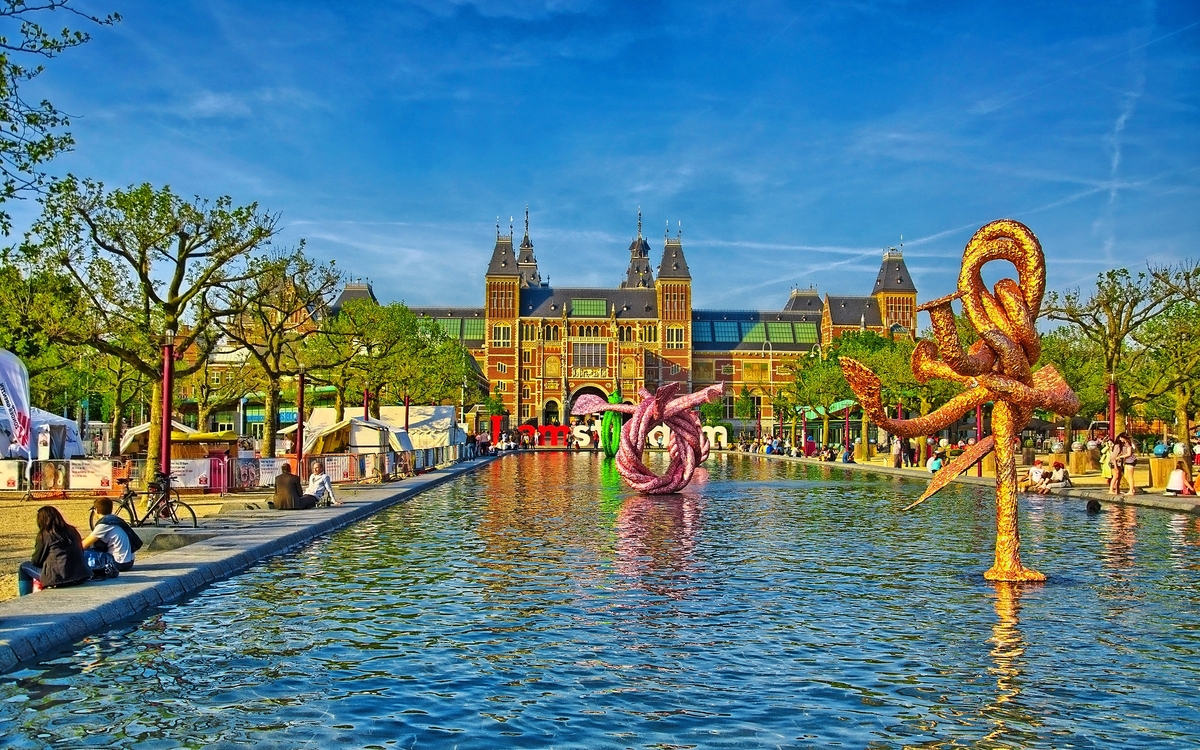 Skulpturen in der Nähe des Rijksmuseums in Amsterdam, Niederlande