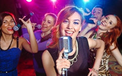 An Bord erwartet Sie ein stimmungsvoller Schlager-Karaoke-Abend