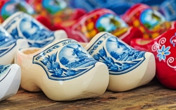 Niederländische bunte Holzschuhe