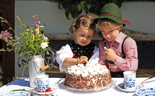 Kinder in Schwarzwaldtracht