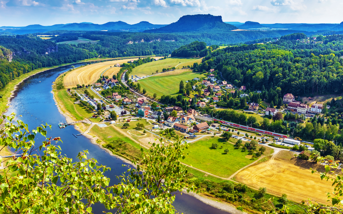 Ansicht auf Rathen von der Bateibrücke in der Sächsischen Schweiz, Deutschland