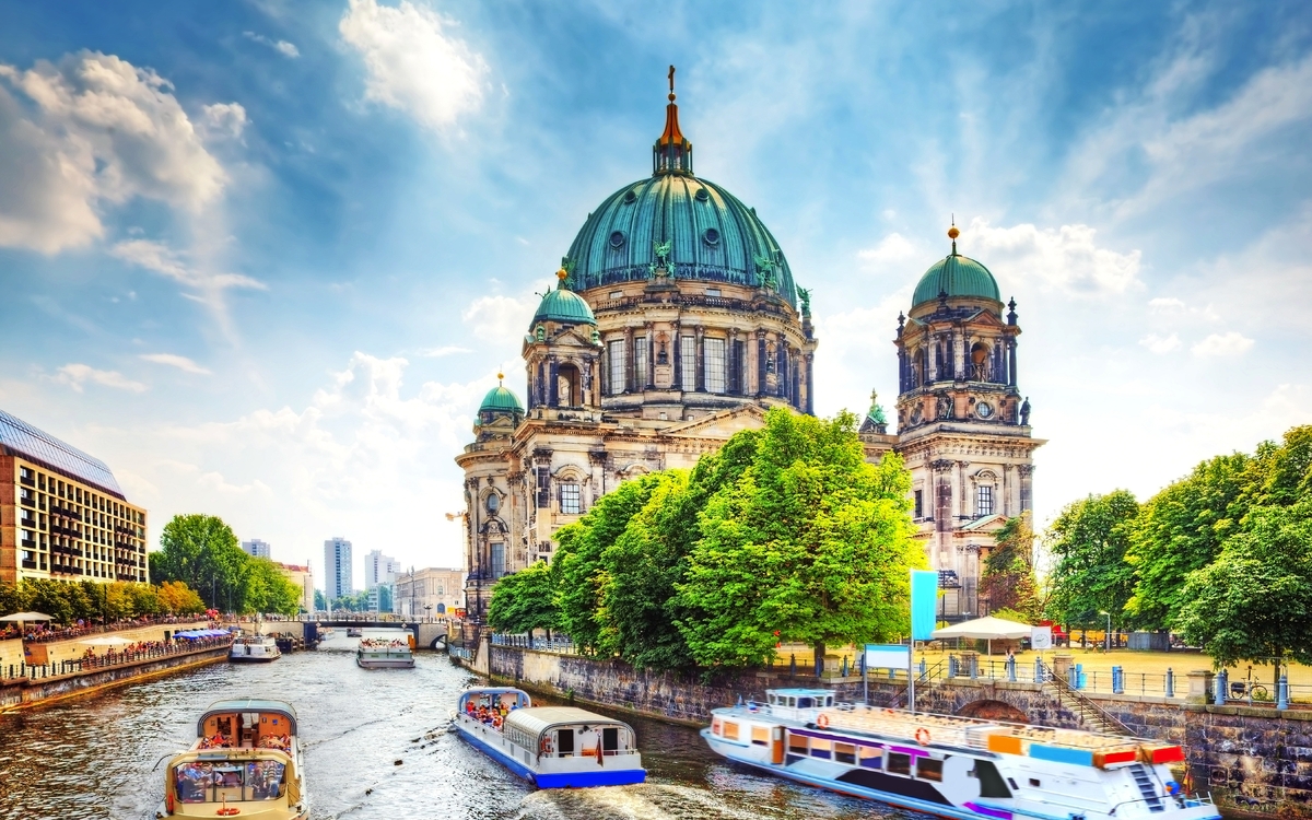Spreerundfahrt vor dem Berliner Dom, Deutschland